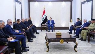 رئيس الوزراء العراقي خلال استقباله لاريجاني