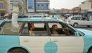 بديل اقتصادي للمكيفات في أفغانستان.. صناديق تبريد على أسطح التاكسي