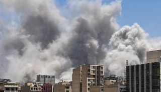 تصاعد الدخان من مبنى بإيران جراء ضربة إسرائيلية- أرشيفية