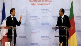 إيمانويل ماكرون وبول بيا خلال مؤتمر صحفي سابق