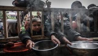 أطفال ينتظرون الطعام في غزة