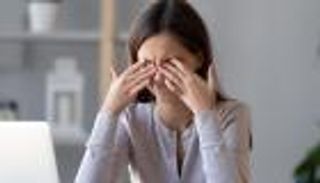 طبيب عيون يدق ناقوس الخطر: عادة يومية «بريئة» تهدد سلامة النظر