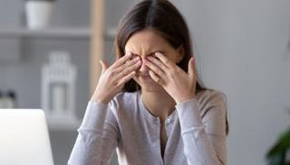 عادة فرك العين قد تعرض البصر لخطر كبير