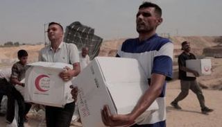فلسطينيون يحصلون على مساعدات الإنزال الجوي الإماراتي الـ69