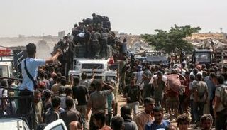 فلسطينون في غزة يتجمعون للحصول على مساعدات - أ.ف.ب