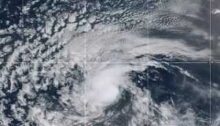 تحذيرات من إعصار قوي في المحيط الأطلسي