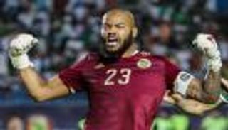 بطريقة مبولحي.. هداف إنتر ميلان الأسبق يغازل منتخب الجزائر