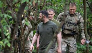 زيلينسكي وهو يزور مواقع على خط المواجهة