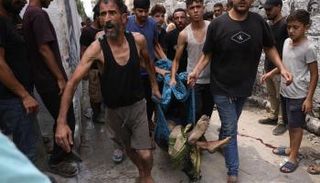 فلسطينيون يعثرون على جثة رجل فلسطيني قُتل في غارة إسرائيلية غرب مدينة غزة