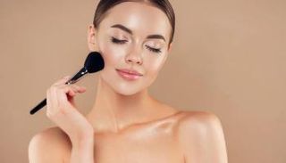 كيفية تطبيق أحمر الخدود