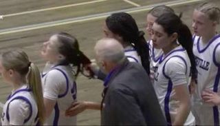 المدرب يجذب شعر الفتاة