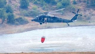 مروحية إماراتية تساعد في إطفاء الحرائق في ألبانيا