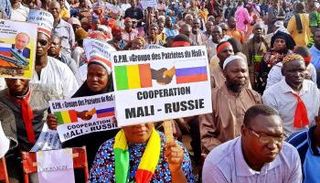 متظاهرون في مالي يرفعون لافتات تؤيد التقارب مع روسيا
