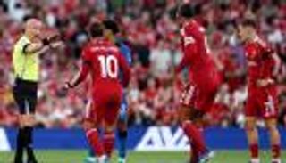ليفربول ينجو من أولى أزمات الفار بالدوري الإنجليزي