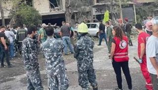 عناصر من الدفاع المدني ومواطنون يعاينون آثار انفجار سابق في المزة السورية