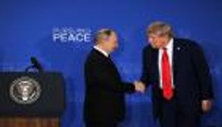 ترامب وبوتين وقمة «كسر البروتوكول».. ما وراء الصور