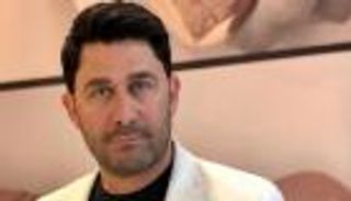 المخرج شاكر عبداللطيف: توسلت لإبعاد ابني أحمد عن الفن