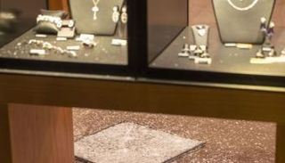 سرقة مجوهرات بمليوني دولار 