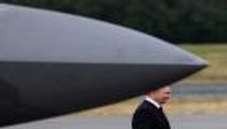 من السماء إلى الأرض.. «شبح أمريكا» يخطف أنظار بوتين في ألاسكا