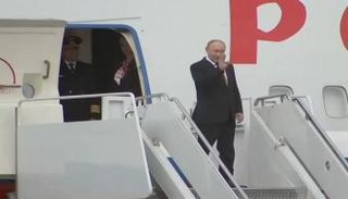 الرئيس الروسي فلاديمير بوتين يغادر ألاسكا