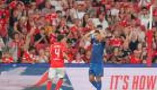 عودته لمنتخب الجزائر مهددة.. مدرب نيس يصدم بوعناني