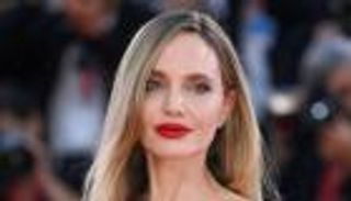 أنجلينا جولي تدخل عالم الجاسوسية وتفكر في الخروج من أمريكا