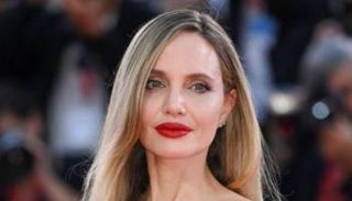 النجمة إنجلينا جولي