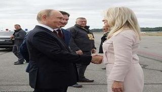 مونيكا كراولي تصافح بوتين