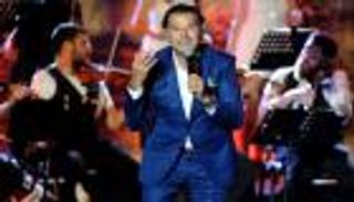 بعد أزمة «قُبلة الساحل».. راغب علامة يرقص مع معجبة في حفل جديد