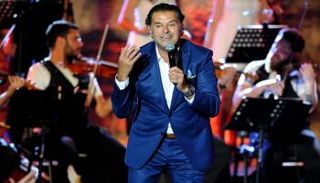 راغب علامة يرقص مع معجبة في حفل لبنان