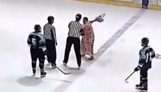 اقتحام أم لمبارة هوكي
