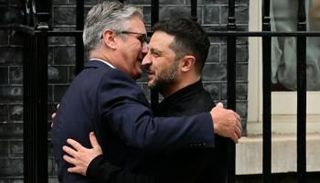 كير ستارمر وفولوديمير زيلينسكي