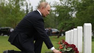 بوتين يضع الزهور على قبور الجنود السوفيات في ألاسكا