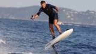 «الجد الوسيم».. ماكرون يستعرض «عضلاته السياسية» في عطلته الصيفية  