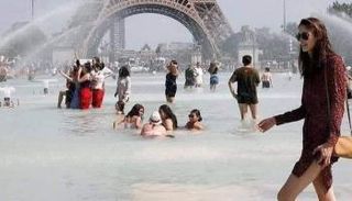 نافورة أمام برج إيفل في باريس