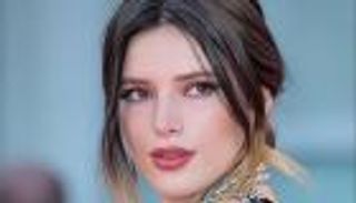 انقلبت الآية.. ممثلة تجثو على ركبتها وتطلب يد خطيبها