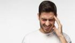 العواصف والتلوث والجفاف.. عوامل تجعل الصداع أكثر شدة في الصيف