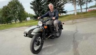 وارن على متن دراجته الجديدة