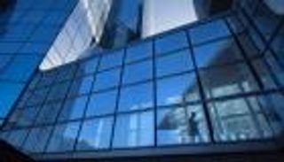 الواجهات الزجاجية للمكاتب.. جمال يخفي معاناة الموظفين