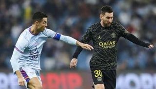 ميسي ورونالدو أسطورتا كرة القدم