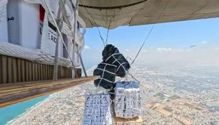 الإنزال الجوي للمساعدات الإماراتية فوق غزة