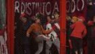 نيران وقنابل وإصابات.. فوضى في مباراة كرة قدم بالأرجنتين