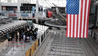 مسافرون داخل أحد مطارات أمريكا - أرشيفية