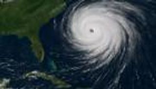 تطورات إعصار إيرين في الساحل الشرقي الأمريكي.. تحذيرات من أمواج قاتلة وفيضانات