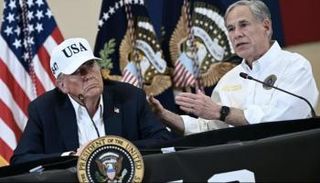  ترامب وحاكم تكساس خلال اجتماع سابق مع المسؤولين المحليين