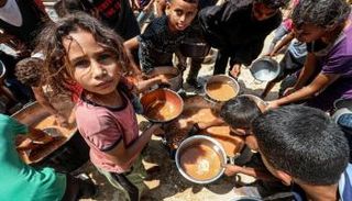 أطفال في غزة يتجمعون للحصول على الطعام