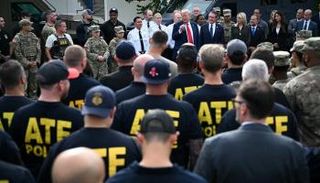 ترامب خلال كلمة أثناء زيارته للقوات الفيدرالية بمنشأة عمليات في واشنطن