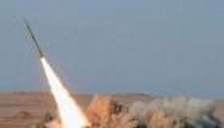 انفجارات بوسط إسرائيل جراء اعتراض صاروخ حوثي «تفكك» في الجو