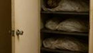 خلف باب سري.. العثور على ٢٠ جثة متحللة داخل دار جنازات في أمريكا