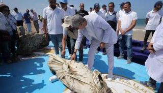 انتشال  قطع أثرية ضخمة من مياه أبو قير